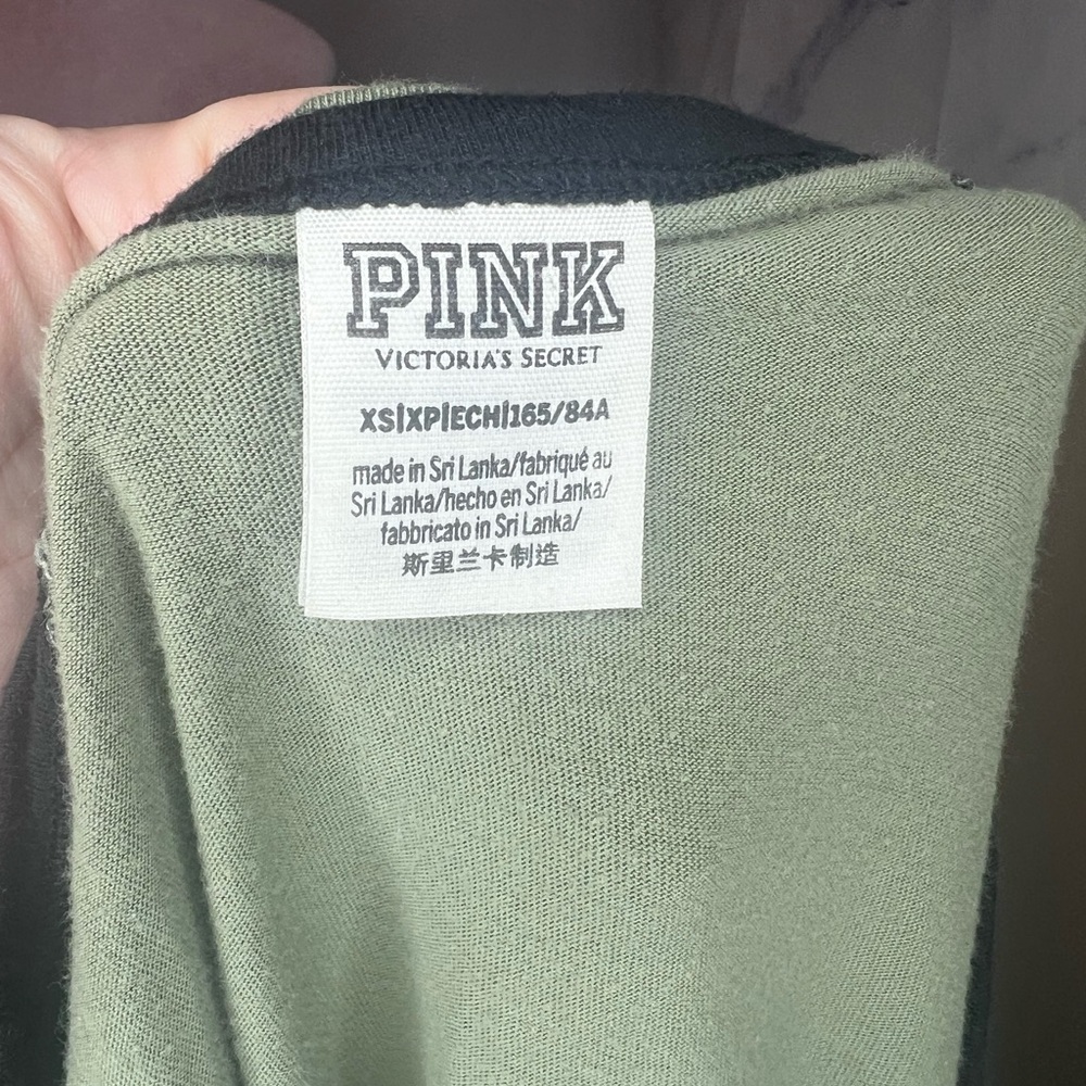 PINK Victoria's Secret Olive V-Neck Short Sleeve Shirt Sz XS - Picture 4 of 4